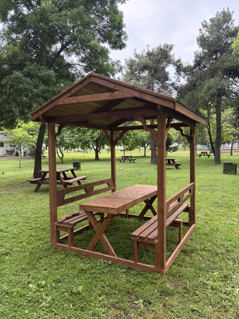 Ahşap Çatılı Piknik Masası